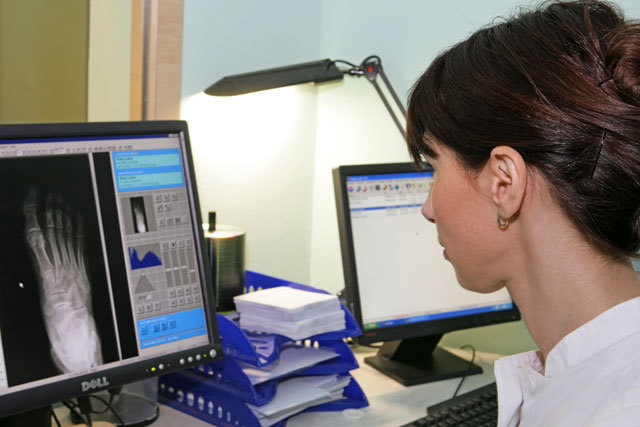 Un salariu pe zi. Un asistent medical specializat în radiologie câștigă între 700 și 900 de euro net pe lună