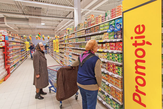 Guvernul va limita adaosul comercial la produsele alimentare de bază vrând, astfel, ca prețurile să scadă, prin urmare și inflația. Marile rețele comerciale insistă pe ideea de voluntariat