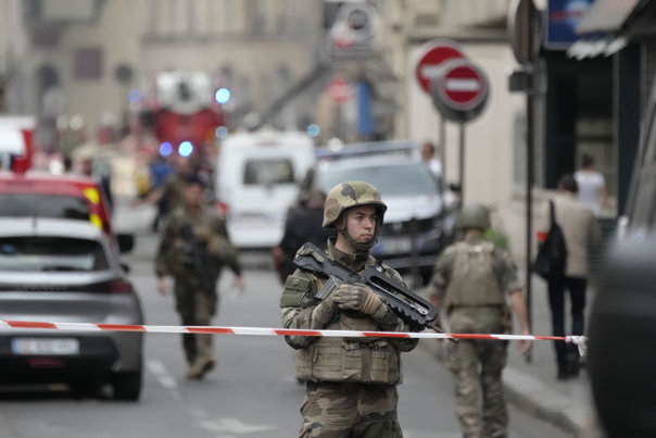 Explozie devastatoare în Paris. Mai multe clădiri au fost incendiate, iar salvatorii scot oameni pe tărgi