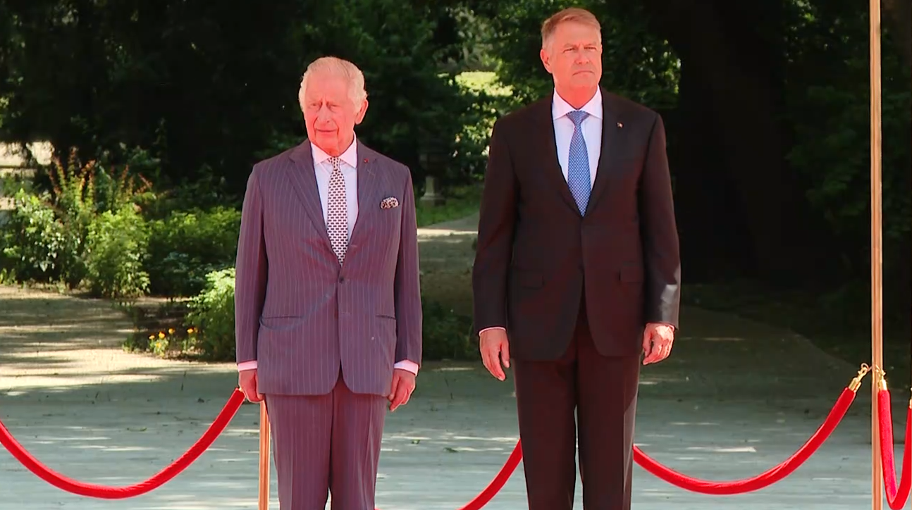 Charles al III-lea, primul monarh britanic care vizitează România. Regele și-a început discursul susținut vineri la Palatul Cotroceni în limba română. „Am ajuns să iubesc România. Au trecut 25 de ani de la prima mea vizită în această țară remarcabilă. Când am venit aici și chiar dinainte am simțit o legătură profundă cu România”