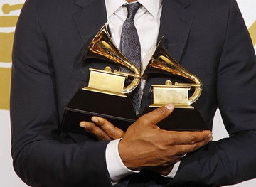Noile reguli ale premiilor Grammy limitează utilizarea AI: contribuția umană este obligatorie