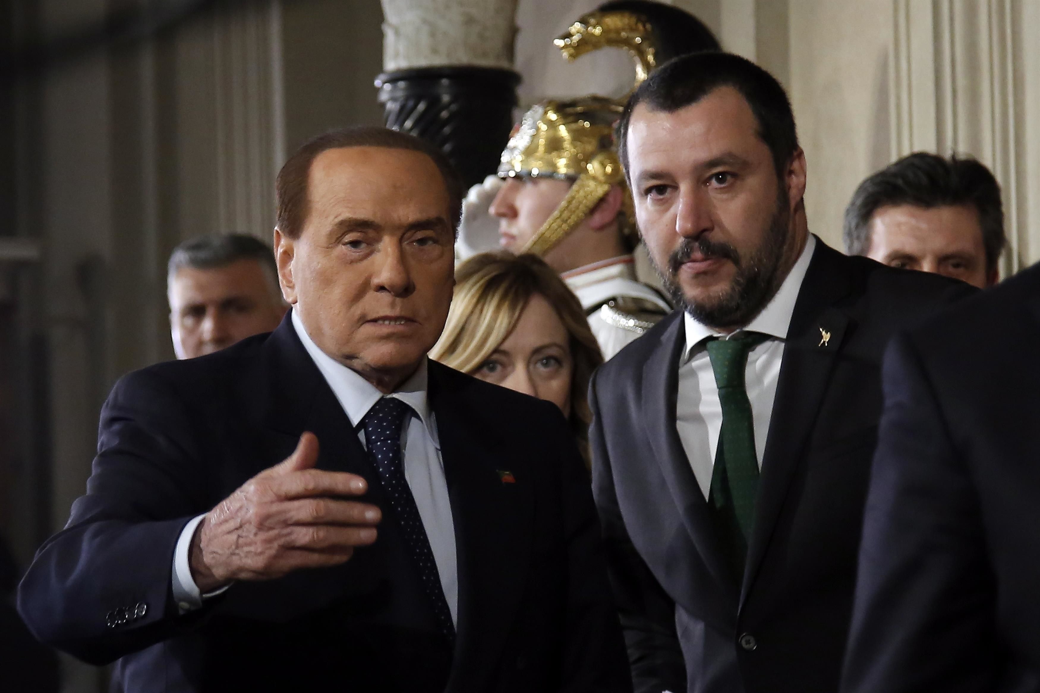 Celebrul Silvio Berlusconi, cel care a condus politica italiană în anii 90 și fostul patron miliardar al clubului de fotbal AC Milan, a murit la 86 de ani. El și-a ridicat un imperiu din imobiliare și mass-media