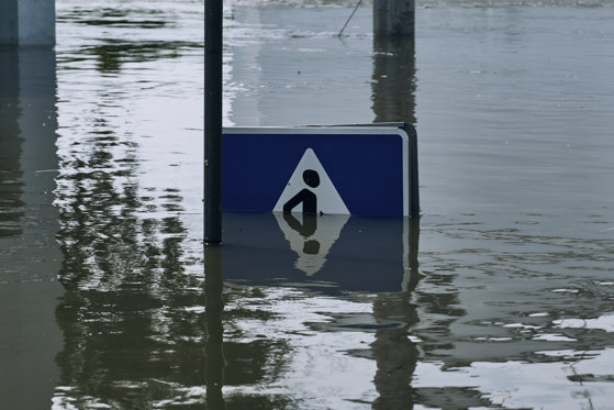 Zeci de persoane au fost evacuate, din cauza inundațiilor, într-un județul din România