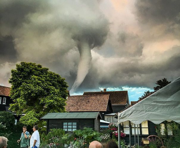 Vremea în lume a luat-o razna tot mai tare. Un oraș a fost lovit de mai multe tornade