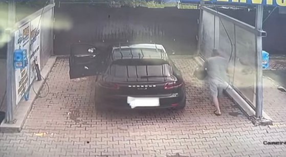 Șoferul unui Porsche care a furat găleata și peria dintr-o spălătorie a fost identificat