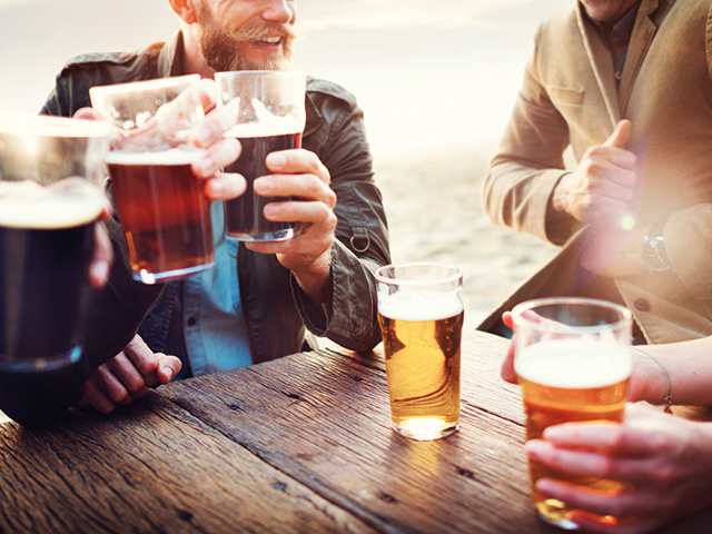 Tendințe. Tinerii din generația Z pun accent pe sănătate și pe starea de bine și renunță la alcool, zguduind din temelii piața băuturilor. Ce soluții găsesc producătorii?