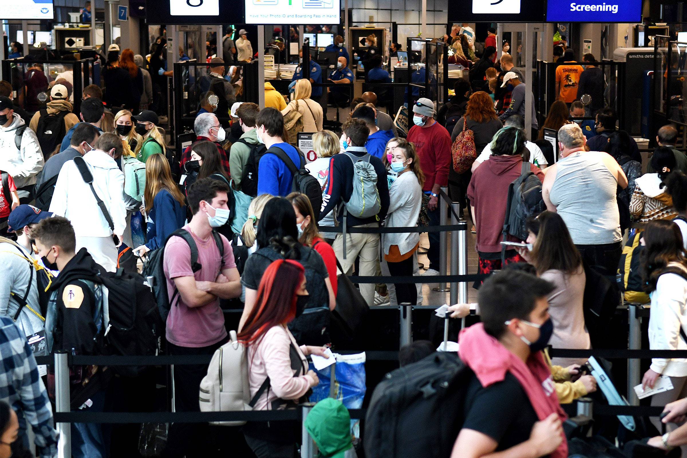 Cum poți să eviți cozile din aeroporturi? Sfaturile unui operator de bagaje