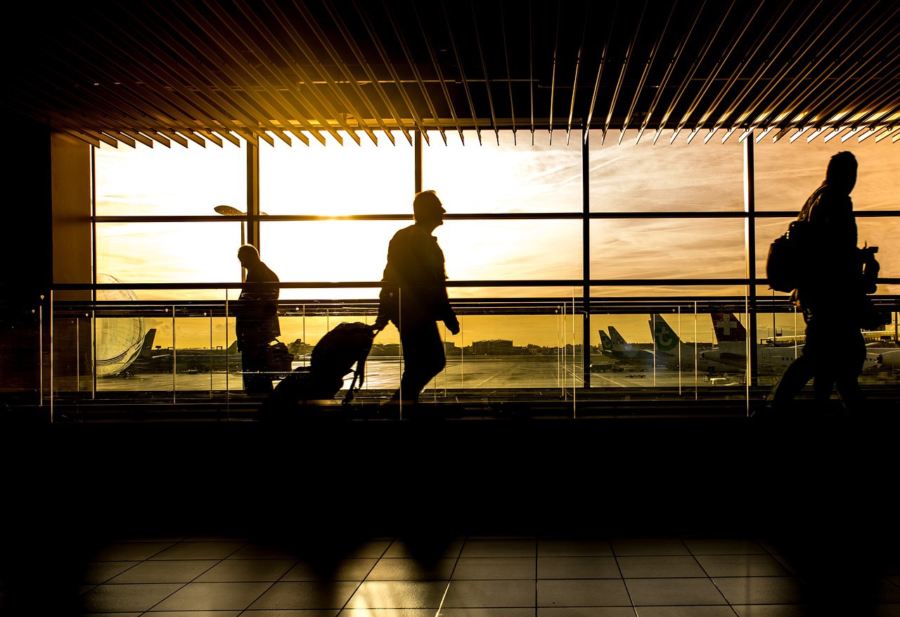 Bătaia de joc tipic românească practicată de o companie aeriană din țara noastră, care atunci când vii la aeroport și după ce te lasă să aștepți mai multe ore, te trimite la autocar fiindcă s-a anulat cursa