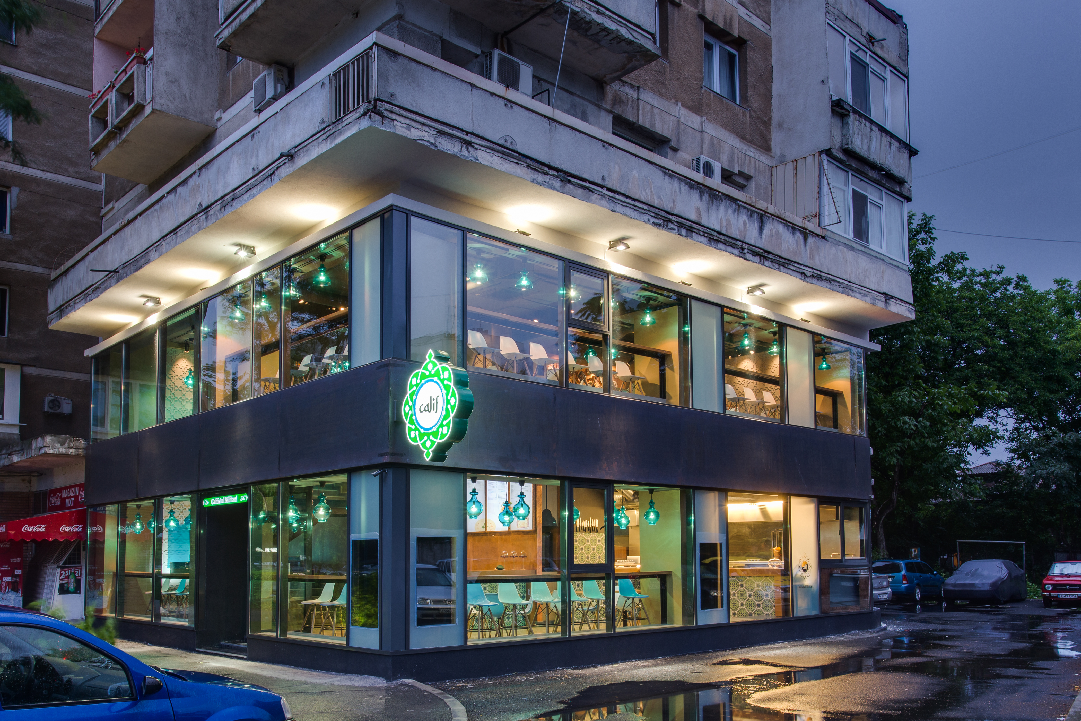 Cum e posibil ca unele restaurante Calif să funcționeze deși firma care le opera e în insolvență?