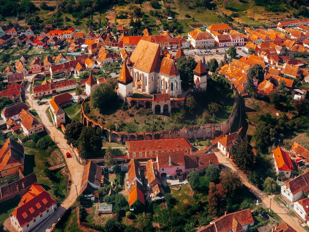 Satul din Ardeal care pare desprins din povești! Localitatea și-a păstrat farmecul sublim, cu case vechi construite în stil baroc transilvănean