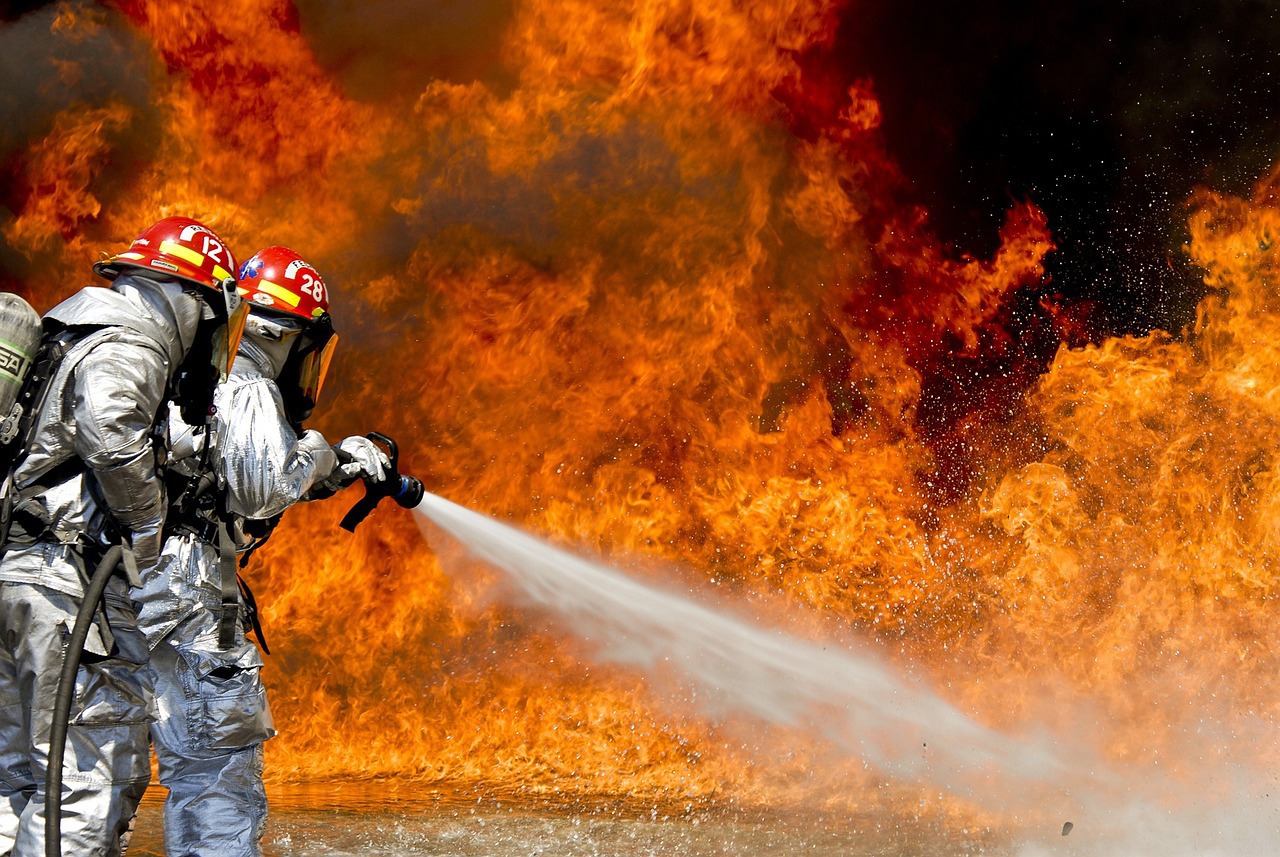 După Grecia, încă o țară este mistuită de incendii devastatoare: 15 oameni au murit, mii de persoane au fost evacuate