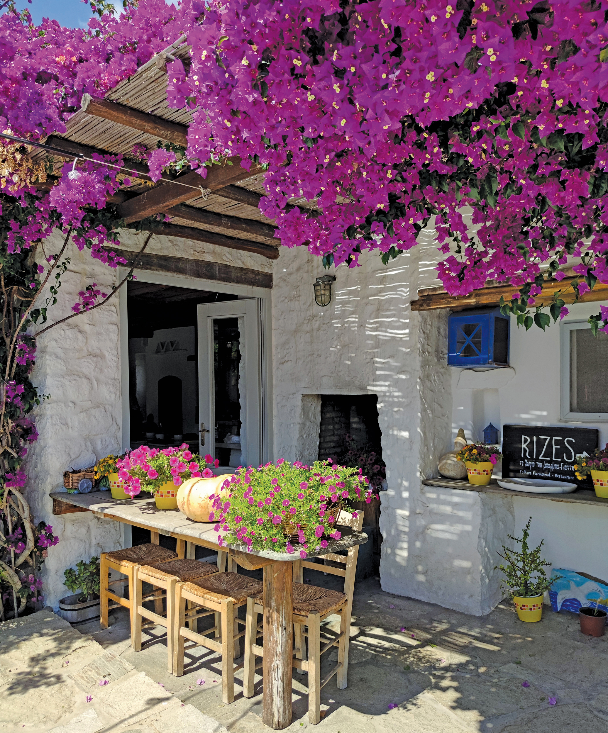 Cealaltă față a insulei Mykonos. Cum și-a propus o familie să promoveze tradițiile unui loc în care turiștii merg mai mult pentru lux