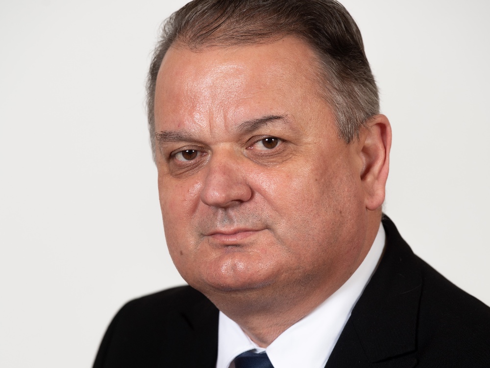 „Nu vom realiza nimic dacă mereu când se întâmplă ceva, cerem demisia unui ministru”, declară la RFI vicepreședintele PNL Virgil Guran, în contextul bătrânilor maltratați în azile din jurul Bucureștiului. El crede că "trebuie să mergem cu responsabilitatea la nivelul celui care răspunde direct".