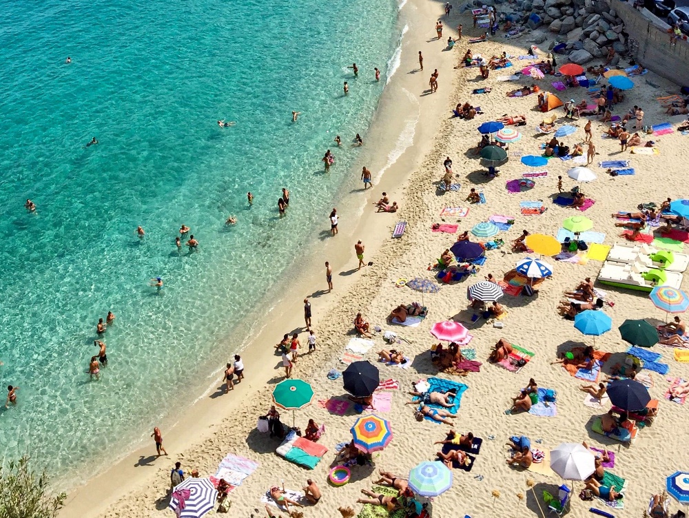 AMENDĂ de 500 de euro, de la 1 iulie, pentru turiștii care se plimbă în costum de baie, pe stradă, în această stațiune