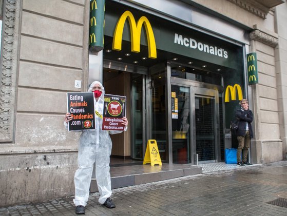 Probleme la McDonald's: peste o sută de plângeri de abuz, hărțuire și rasism