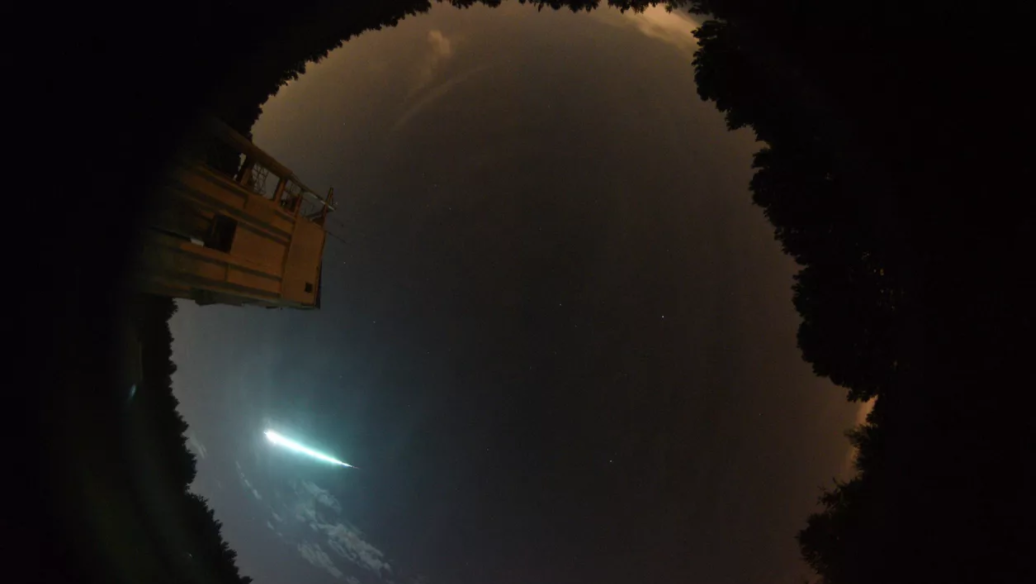 Un meteorit a căzut în noaptea acesta în România. Autoritățile au crezut că este un avion