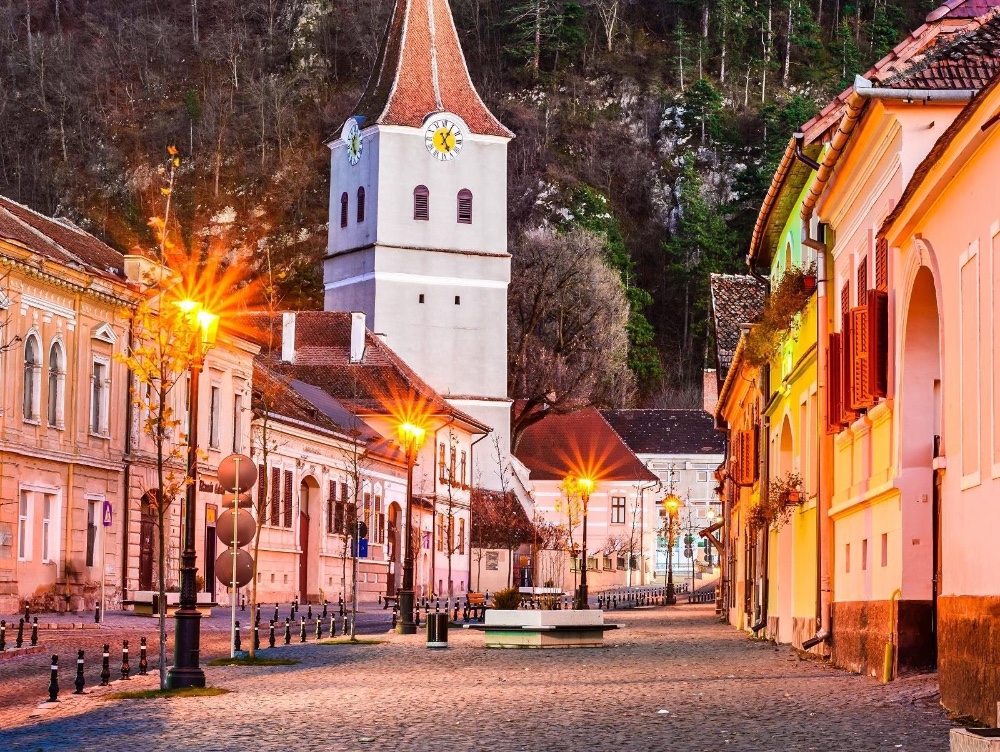 Povestea unui orășel mic din România care reușește să facă ce marile orașe nu reușesc. Aici pensiunile și hotelurile primesc astăzi de 250 de ori mai mulți vizitatori decât la începutul anilor 2000 - GALERIE FOTO