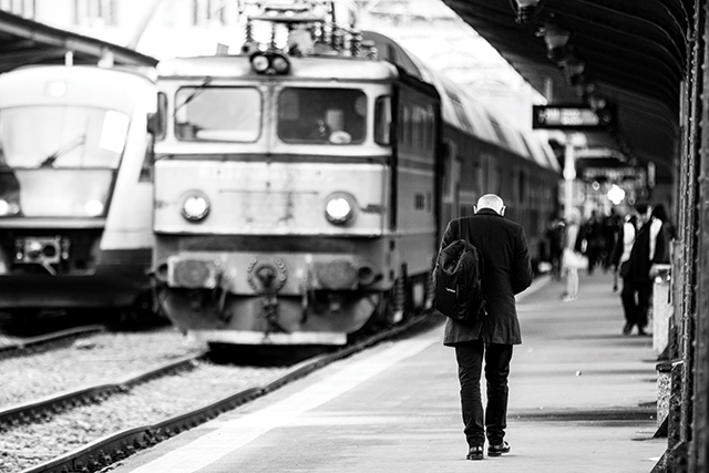 Analiză. Transportul feroviar de călători, o piață pe care activează 30 de companii, cu 12.607 angajați și afaceri totale de 3 miliarde de lei în 2022: cine face profit pe calea ferată și cine concurează cel mai puternic compania de stat CFR Călători?