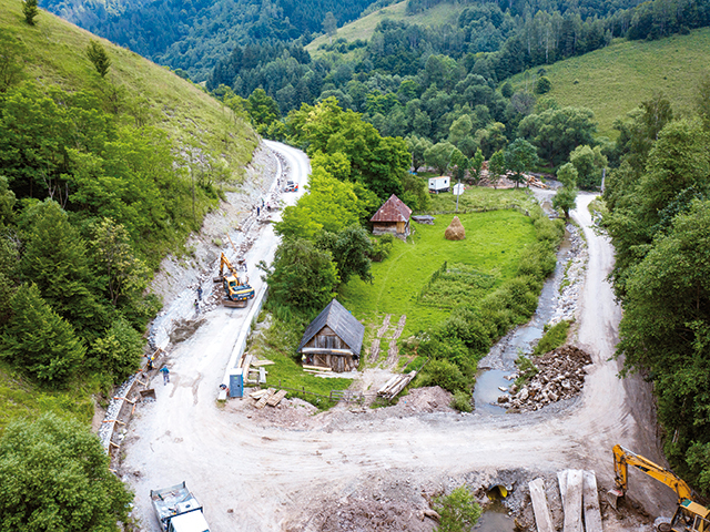 Antreprenori locali. Elis Pavaje lucrează cu peste 200 de muncitori la Transalpina de Apuseni