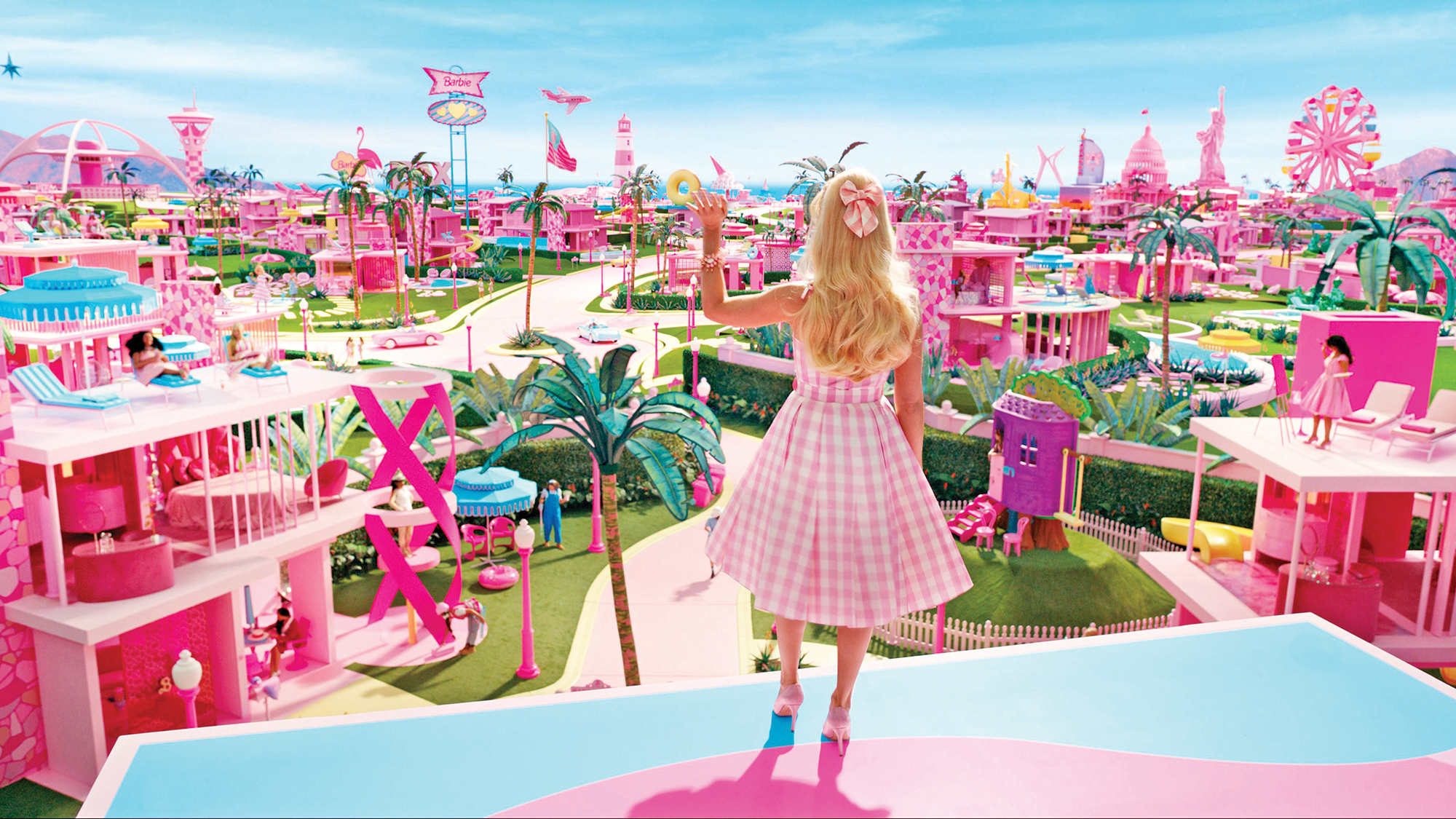 Barbie a fost unul dintre cele mai așteptate filme ale deceniului, iar fenomenul s-a propagat și în lumea businessului și a investițiilor. Ce câștigă producătorul celebrei păpuși din noul trend mondial și cine mai culege roadele profitului roz?