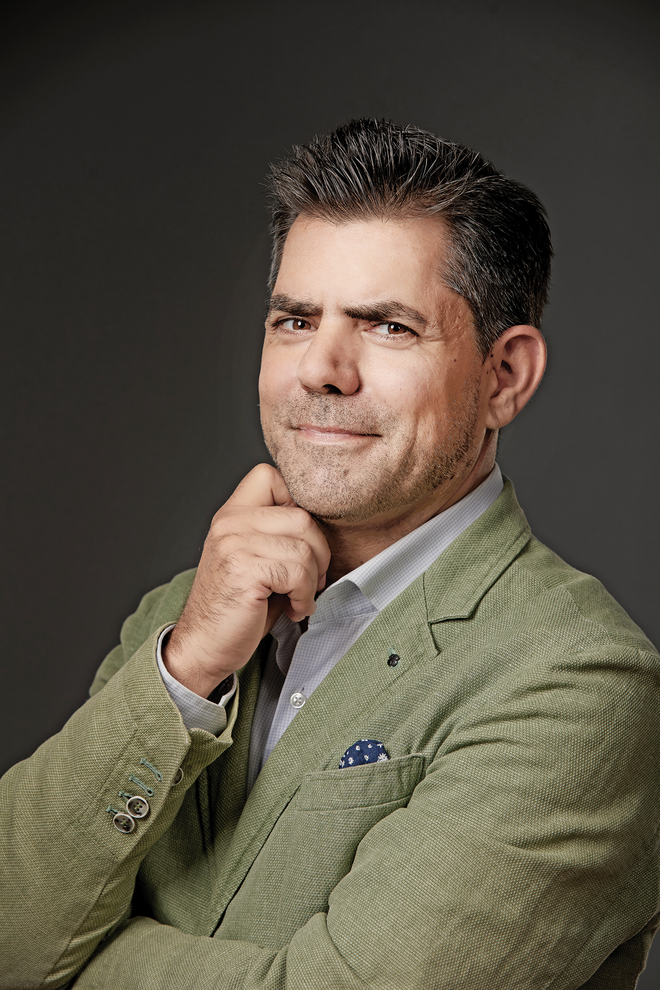 Emilio Luque Ascanio, președintele Asociației Investitorilor Spanioli în România, a ajuns în țara noastră datorită unei povești de dragoste.  Originar din însorita insulă spaniolă Tenerife, el a decis să se mute în România pentru a fi alături de actuala sa soție, pe care a întâlnit-o nu aici, și nici în țara natală, ci în Italia