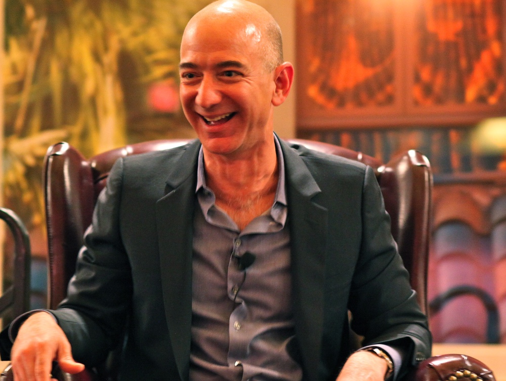 Jeff Bezos deschide șampania: Profitul Amazon a fost dublu față de așteptări, iar acțiunile au explodat cu peste 9% după anunț. Veniturile gigantului american au urcat cu 12%, depășind orice previziune