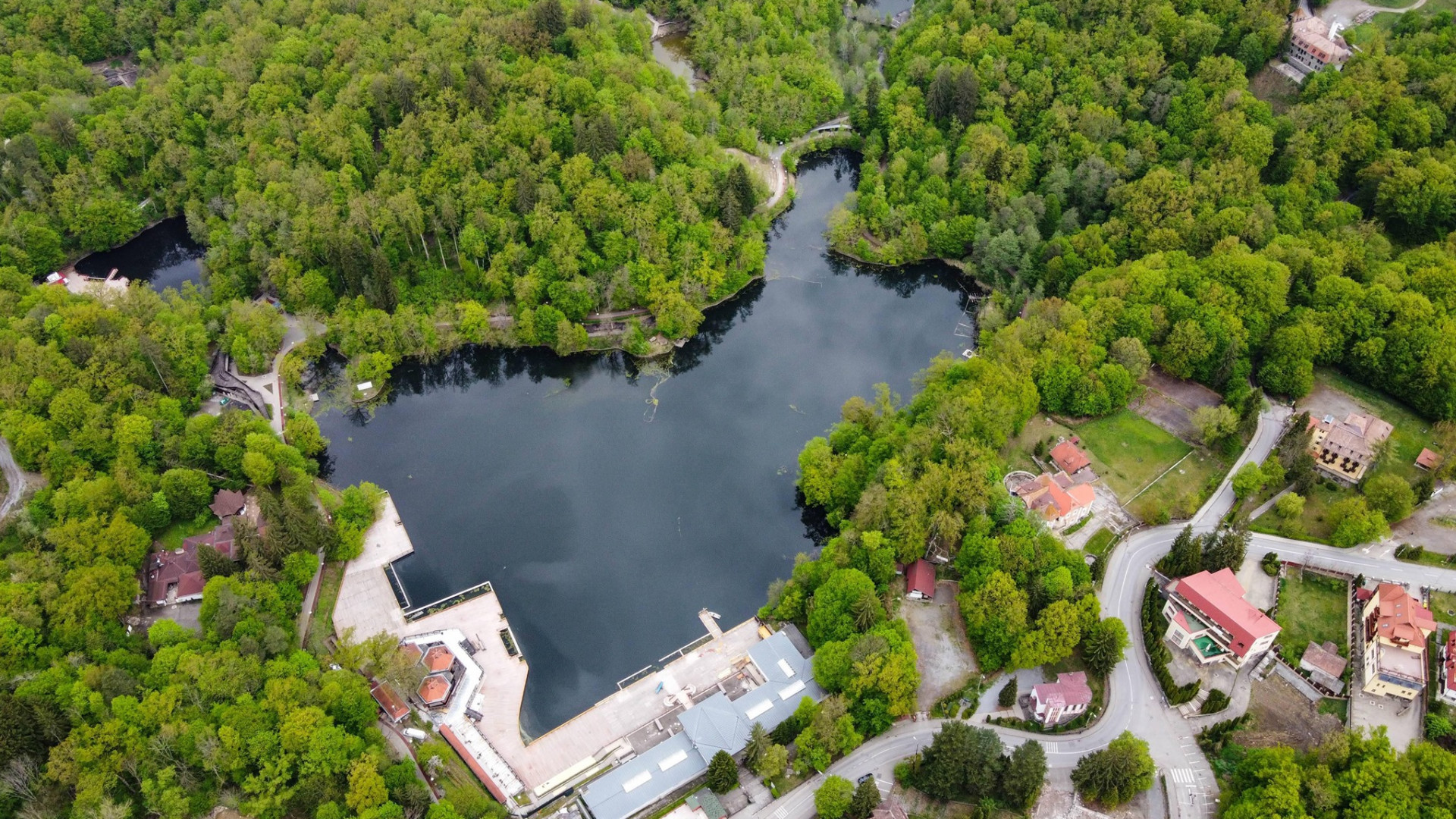 Lacul din România unic în lume, în care poți face baie în apă rece, dar și caldă în același timp