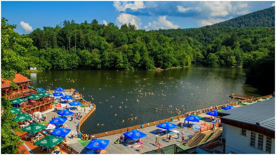 Unic în Europa, „Marea Moartă” din Ardeal: Lacul din unic în lume, în care poți face baie în apă rece, dar și caldă în același timp