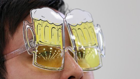Ne face alcoolul să vedem oameni mai frumoși decât sunt în realitate? Mitul „paharelor de bere”, spulberat de un studiu