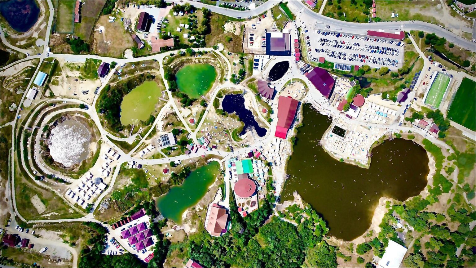 Care este stațiunea denumită  „Litoralul Ardealului” amplasat într-un peisaj impresionant. Cu cele 12 lacuri, unele dintre ele declarate monumente ale naturii, atrage turiștii din toate colțurile lumii