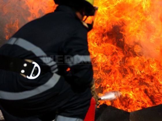 Explozia de la Crevedia: focul se manifestă la două cisterne și o casă