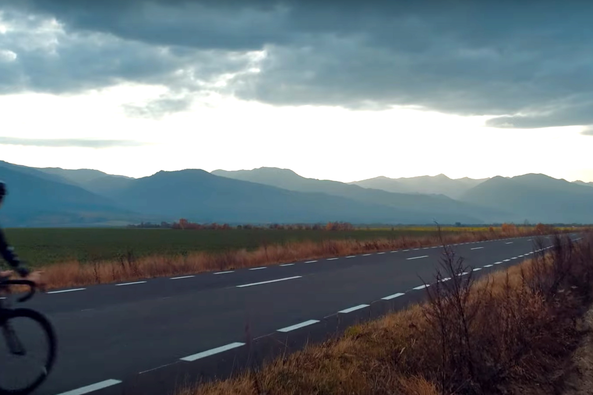 Un nou drum superb tocmai a fost inaugurat în România. Unde se află „Drumul de sub Munte”, cea mai noua șosea a țării noastre