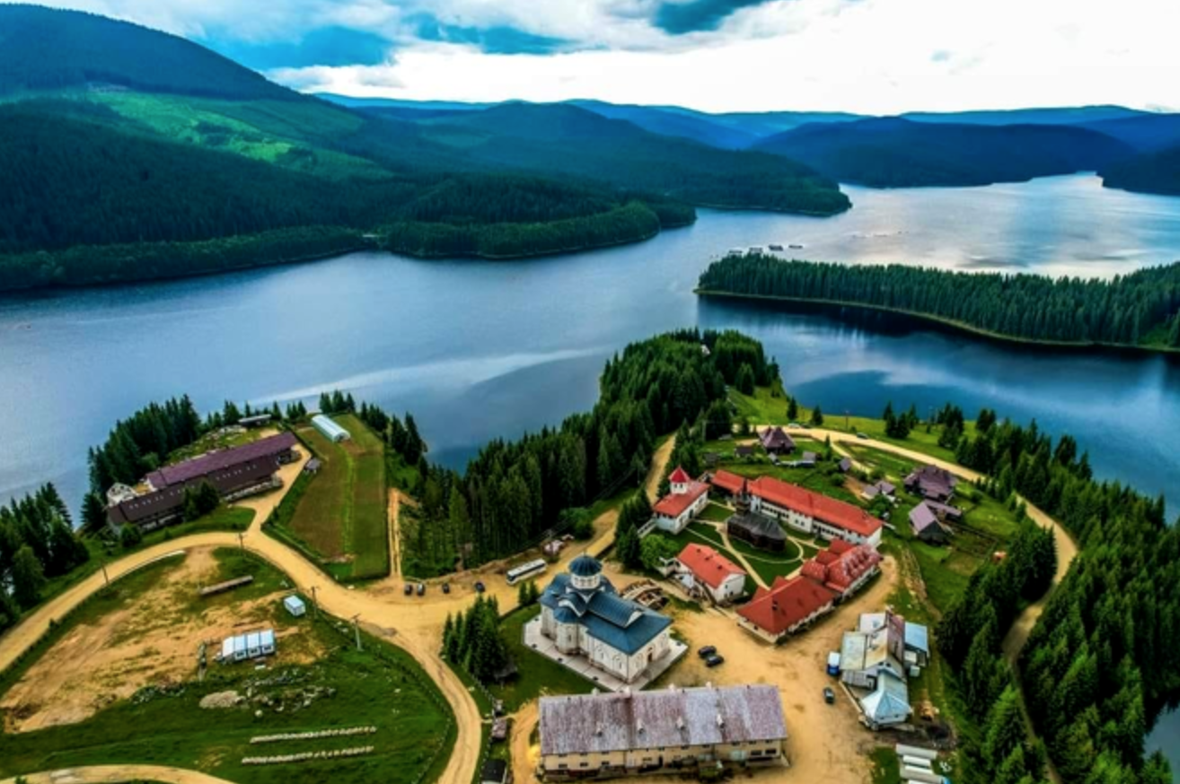 Stațiunea din România care RIVALIZEAZĂ cu Alpii. Drumeții și trasee de vis