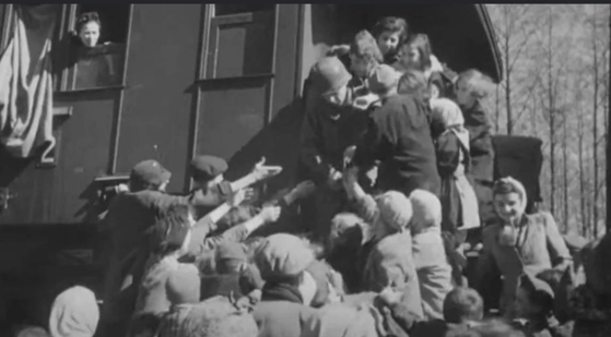 Fotografii nepublicate cu „miracolul de la Farsleben”: 2.500 de prizonieri evrei au fost eliberați din trenul morții - GALERIE FOTO