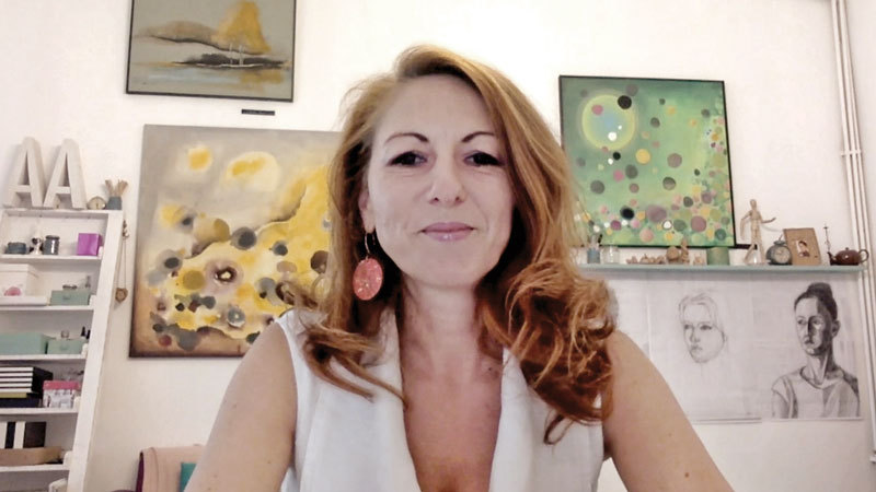 Afaceri de la Zero. Alina Avram, artist plastic, a înființat Atelierul Artistului, un proiect prin care organizează târguri pentru absolvenții de arte și susține ateliere de creație pentru copii, iar în paralel pictează tablouri și creează obiecte decorative în propriul său atelier din Iași