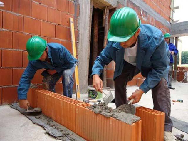 Mulțumită penuriei de forță de muncă din Occident, nepalezii care muncesc în străinătate trimit sume record acasă. Banii lor contribuie cu 30% la economie. Dar cifrele ascund o dramă. La fel ca în cazul srilankezilor și pakistanezilor