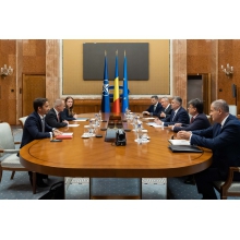 Premierul Marcel Ciolacu sugerează conducerii OMV să discute cu premierul Austriei despre aderarea României la Schengen înainte de a discuta despre Legea Offshore.”Sper că atitudinea premierului austriac, Karl Nehammer, nu va afecta imaginea OMV Petrom în România, situație de nedorit pentru ambele părți”