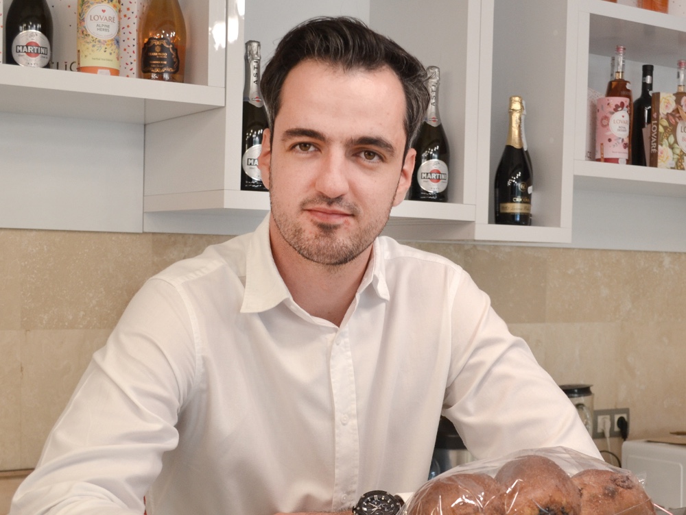 Povestea unui român care a început să lucreze de la vârsta de 16 ani, iar în anii 2000 a decis să înceapă o afacere împreună cu o parteneră. Acum, businessul lor face milioane și lucrează cu el chiar și fiul său
