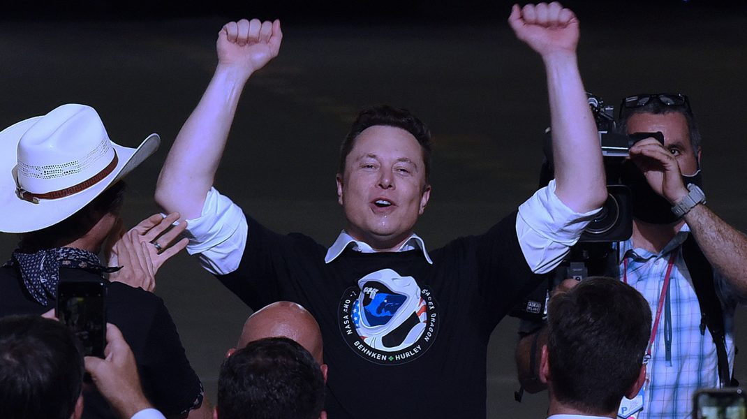 Elon Musk le-a ordonat inginerilor Starlink să întrerupă semnalul asupra Crimeei. Musk: „Starlink a fost conceput pentru ca oamenii să vizioneze Netflix, nu pentru lovituri cu drone”