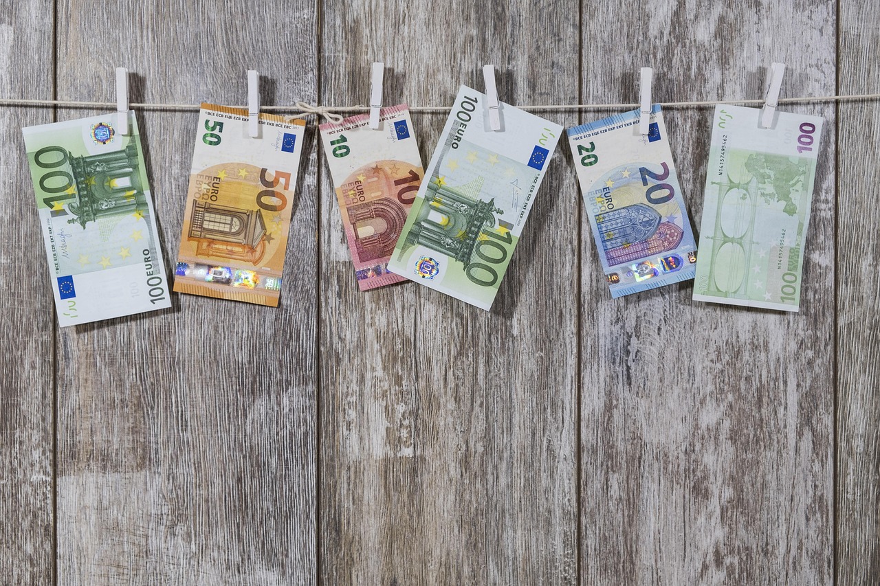 ULTIMĂ ORĂ! Euro a sărit de 5 lei. Ce se întâmplă pe piața valutară
