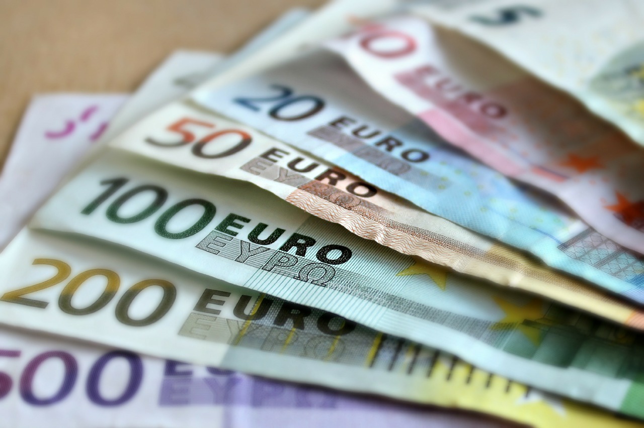 Caz uriaș de spălare de bani. Au fost confiscate bunuri în valoare de 1,76 miliarde de dolari
