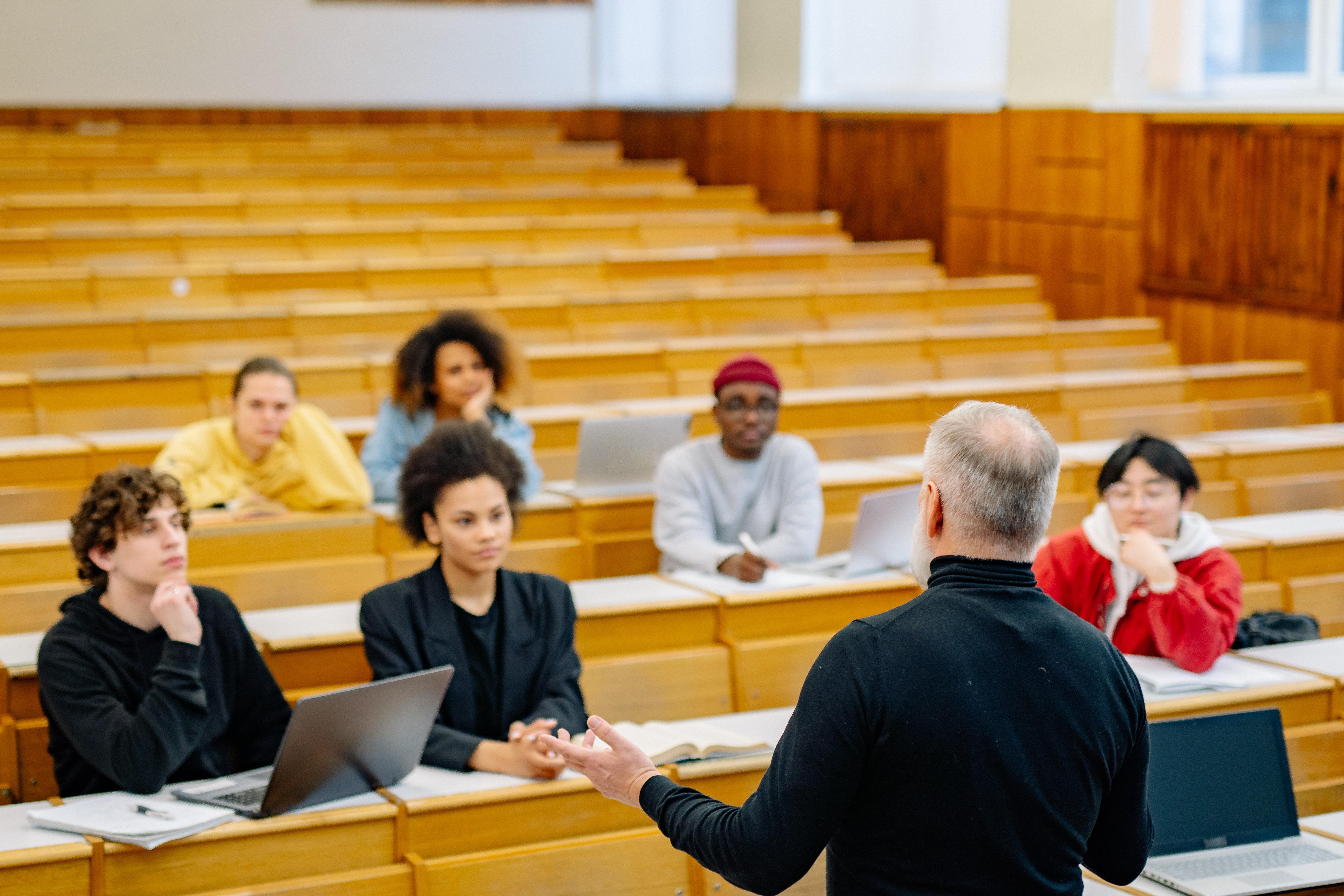 Doi profesori universitari din Iași au lăsat după ce au murit, prin testament, zeci de mii de euro pentru studenți
