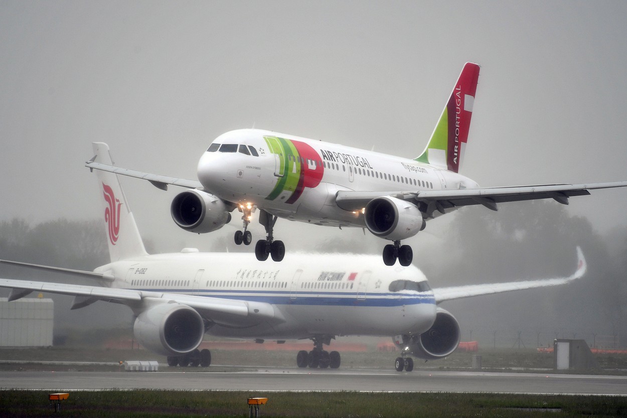 Portugalia scoate la vânzare compania aeriană națională TAP: IAG, Air France-KLM și Lufthansa și-au exprimat interesul pentru achiziționarea transportatorului aerian portughez, a cărui valoare se ridică la aproximativ 1 miliard de euro
