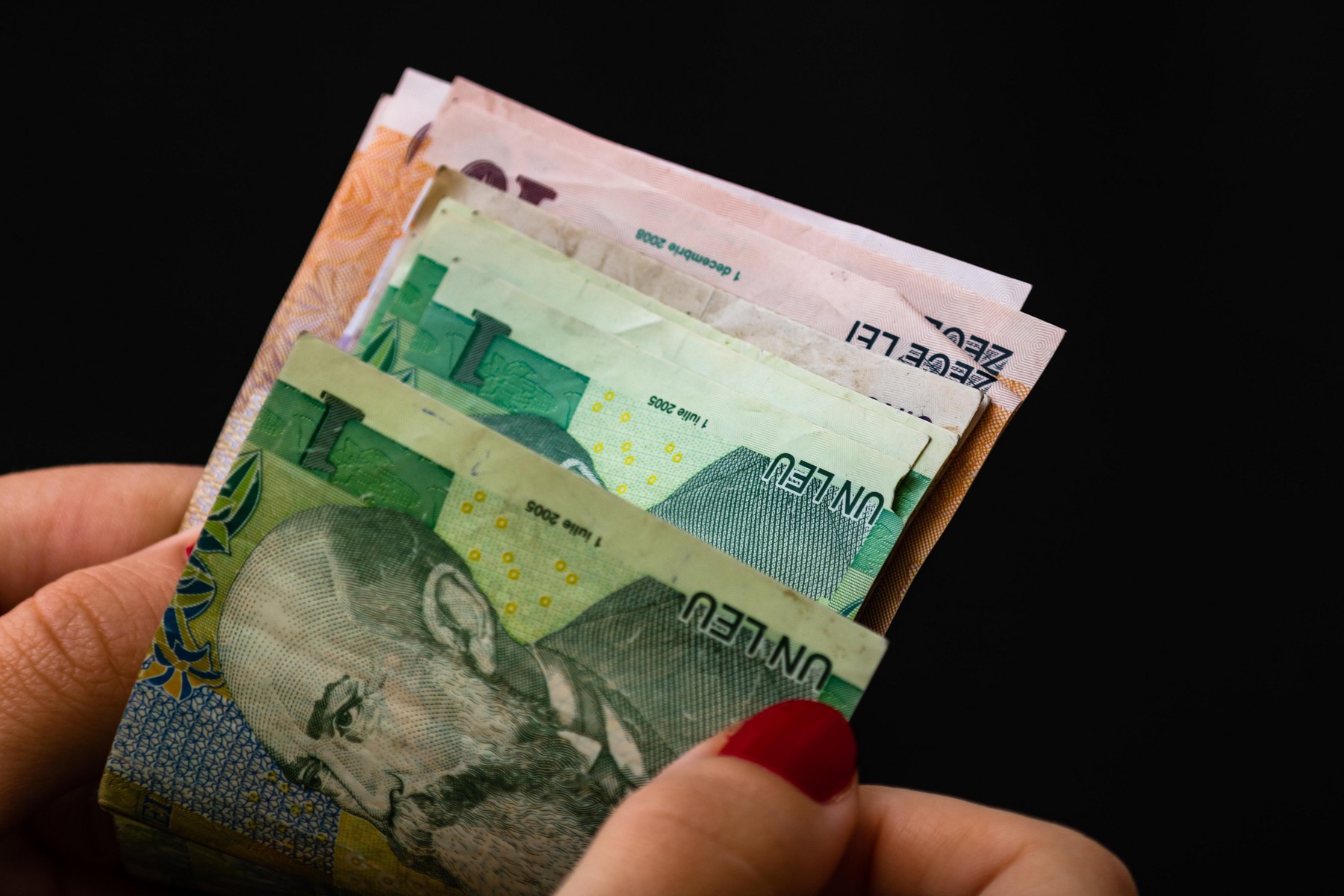 De unde „taie” românii ca să aibă bani pentru plata facturilor