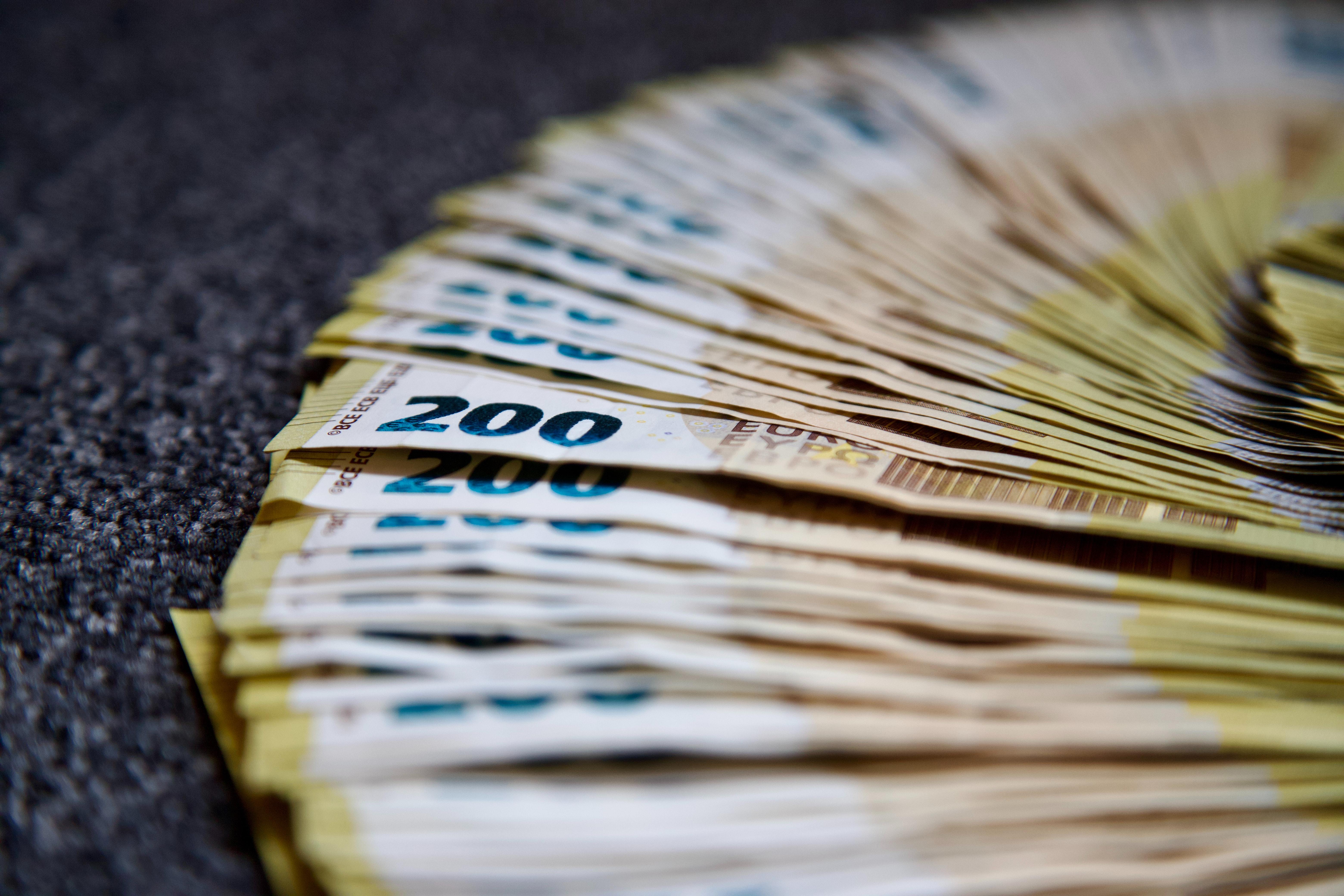 Care este materialul pe care românii îl aruncă, iar marile țări europene se bat pentru el și chiar nu le ajunge