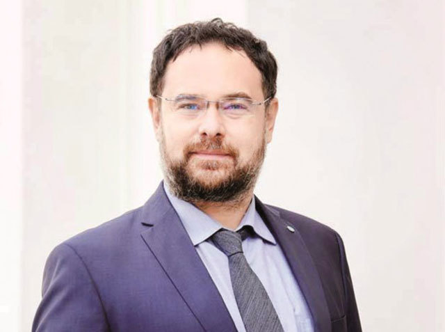 Un român cotizează la sistemul public de pensii circa 652.000 de lei în 35 de ani de muncă, dar pensia cumulată pe care o primește ulterior nu ajunge nici la jumătate din sumă.  De ce este sistemul public de pensii pe deficit?