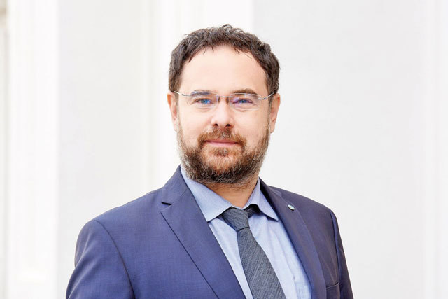 Analiștii financiari preconizează un deficit bugetar de 5,8% din PIB, cea mai mare valoare înregistrată în sondajul CFA de la începutul anului; inflația va atinge o rată medie de 6,86% în următoarele 12 luni, dobânzile scad la 5,9%, iar cursul valutar va atinge 5,0607 lei/euro