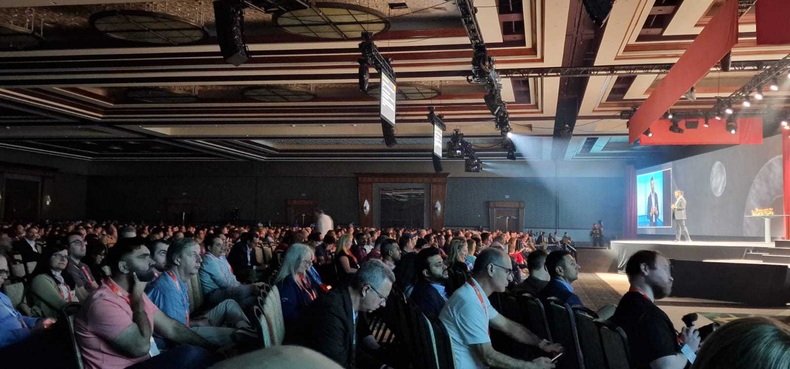 Daniel Dines, fondatorul UiPath, la Forward VI, conferința anuală a companiei de la Las Vegas: Sper să fiu o sursă de inspirație pentru toți tinerii IT-iști din România. Valoarea principală a companiei noastre este modestia. VIDEO