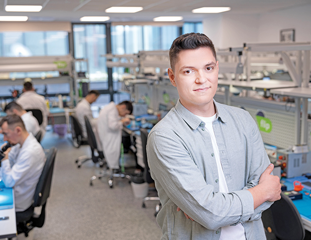 100 Tineri manageri de top. Alex Burghelia, Flip.ro