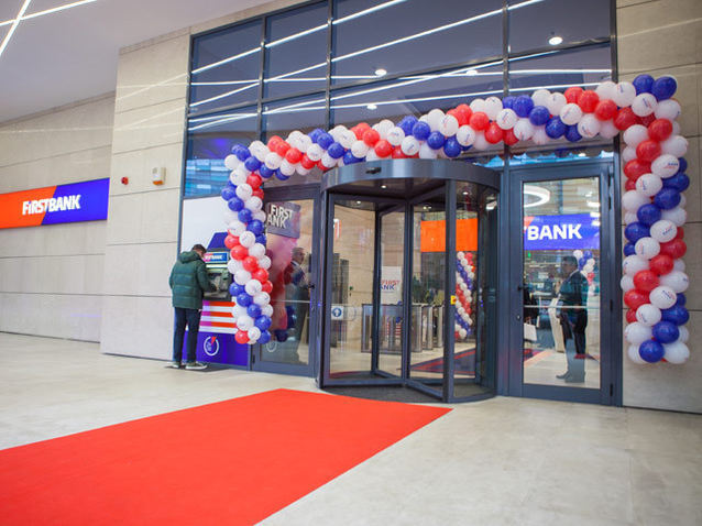 O nouă tranzacție pe piața bancară din România: First Bank a fost cumpărată de Intesa Sanpaolo